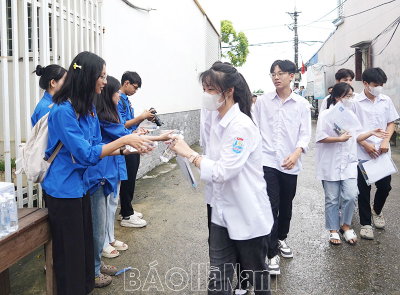 Sắc xanh tình nguyện tiếp sức mùa thi 2024