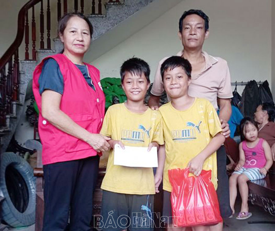 Hội Chữ thập đỏ thị xã Duy Tiên thăm, tặng quà gia đình có hoàn cảnh khó khăn