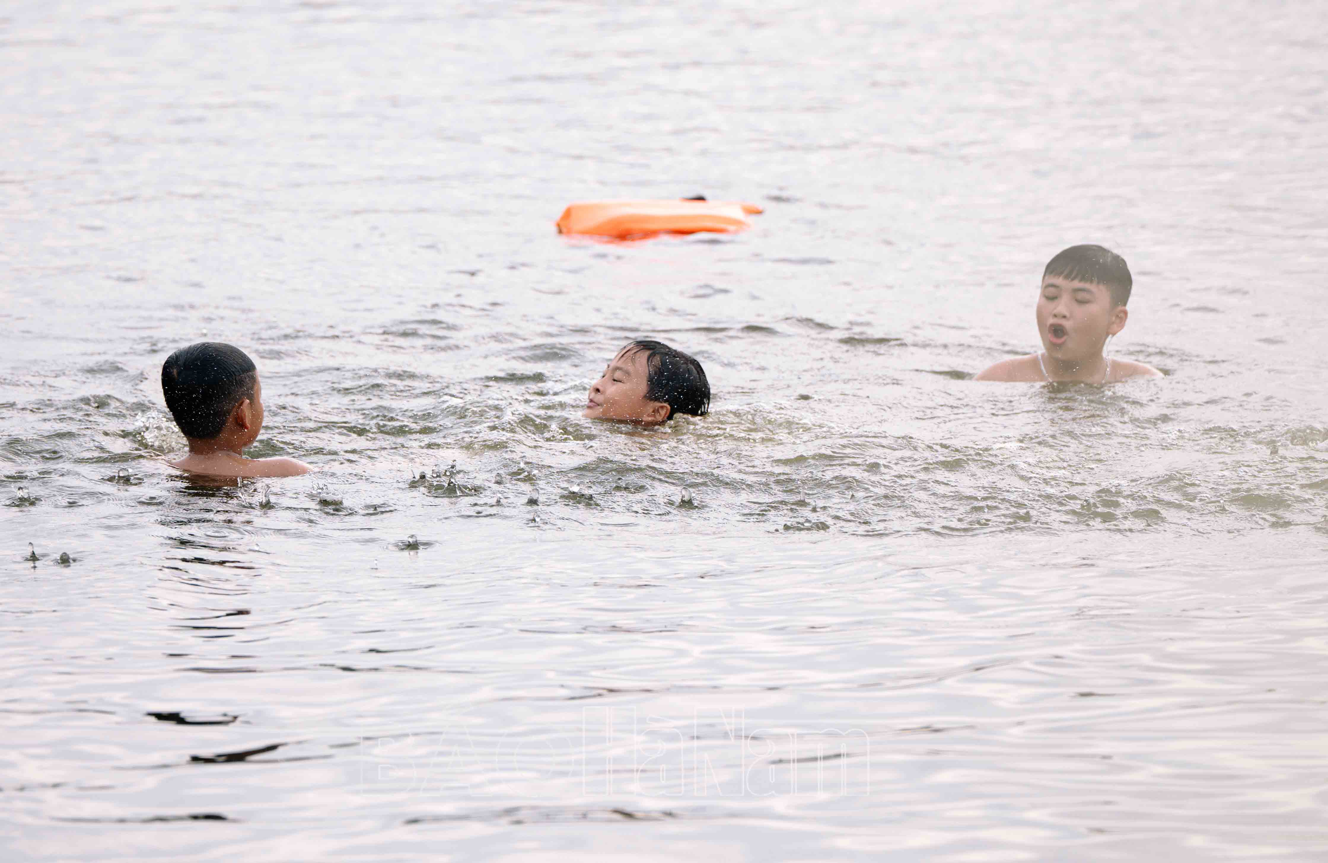 Bất chấp cảnh báo người dân vô tư bơi lội trên hồ