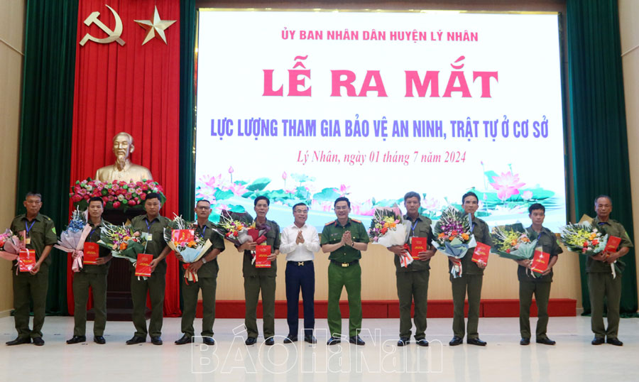 Lý Nhân ra mắt lực lượng tham gia bảo vệ an ninh, trật tự ở cơ sở