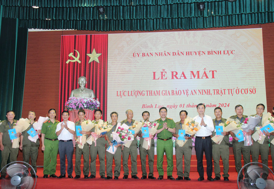 Bình Lục ra mắt lực lượng tham gia bảo đảm ANTT ở cơ sở
