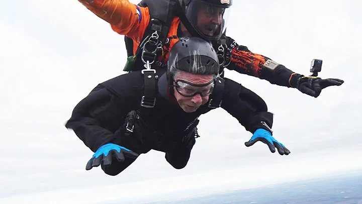 Kỷ lục Guinness giành cho người cao tuổi nhất dù