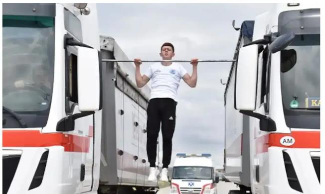 Kéo xà đơn giữa 2 xe tải đang di chuyển