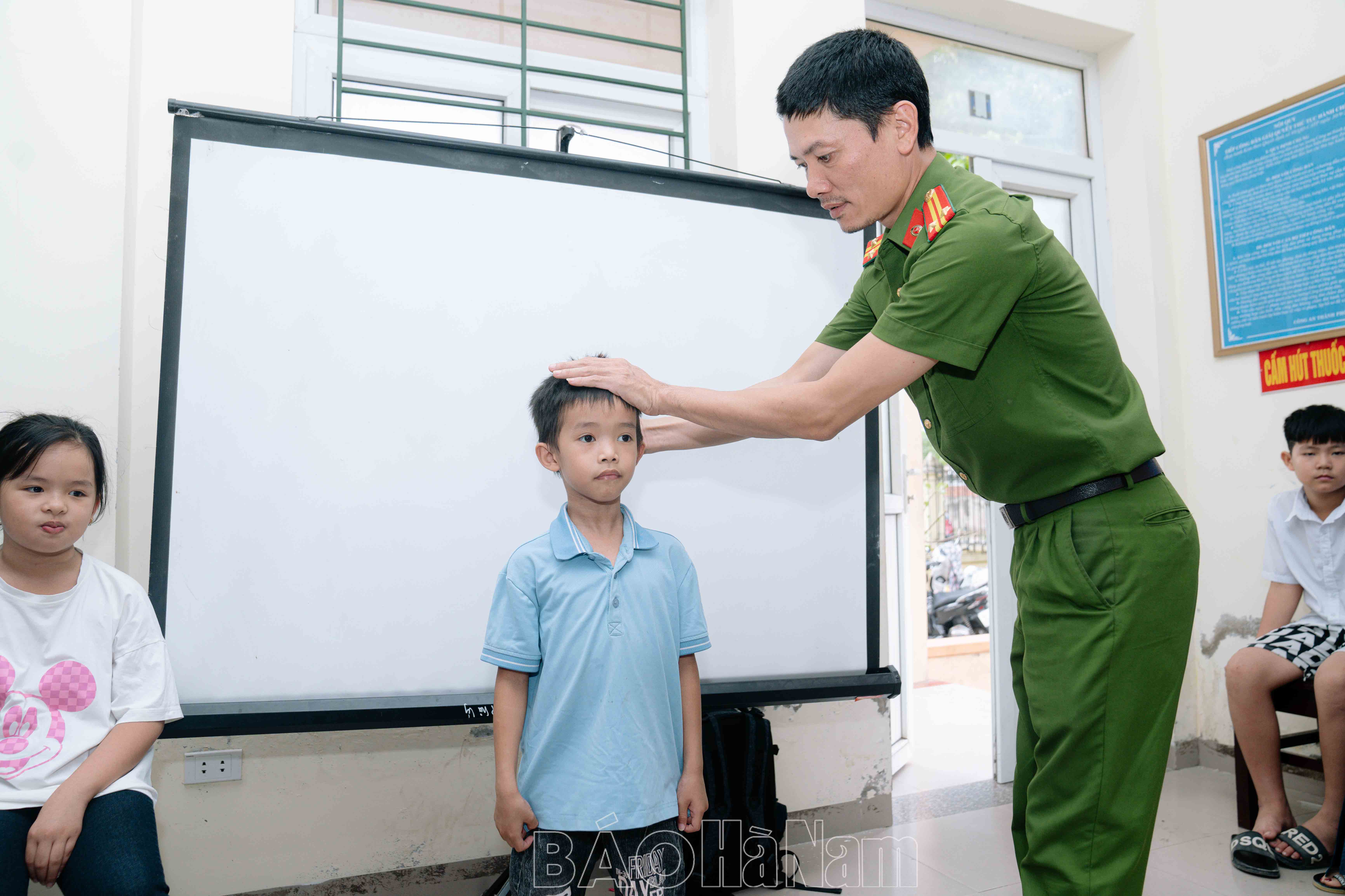 Trẻ em Hà Nam nô nức đi làm thẻ căn cước mới