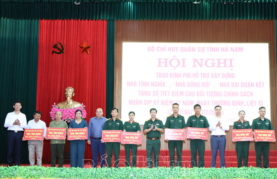 Bộ CHQS tỉnh trao kinh phí hỗ trợ xây dựng nhà ở, tặng sổ tiết kiệm cho đối tượng chính sách