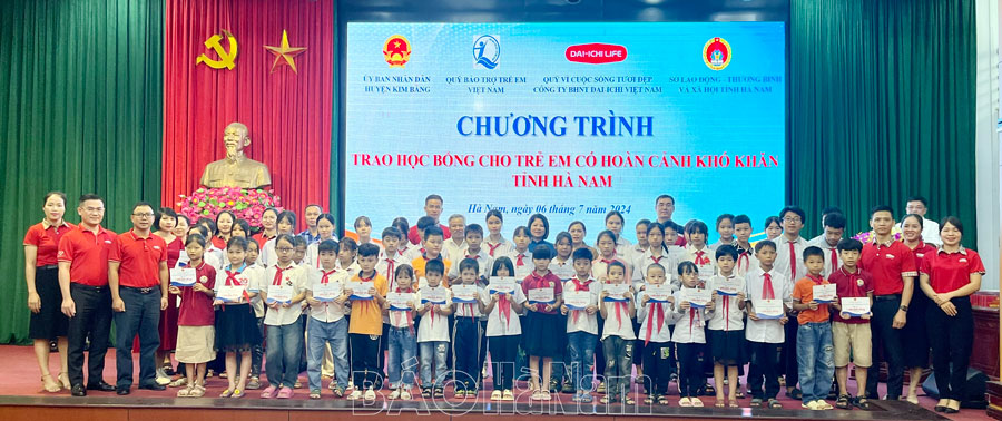 Dai-ichi Life Việt Nam hỗ trợ giáo dục cho trẻ em có hoàn cảnh khó khăn tại Hà Nam