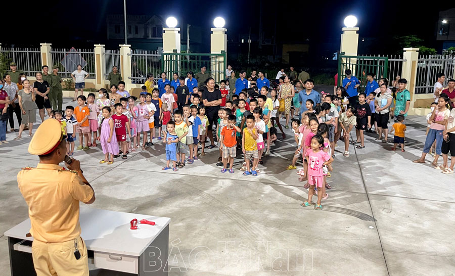 Công an huyện Kim Bảng tuyên truyền, hướng dẫn trẻ kỹ năng thoát hiểm khi bị bỏ quên trên xe ô tô