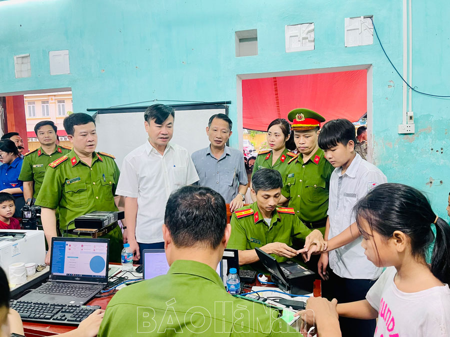 Lãnh đạo huyện Bình Lục thăm, động viên cán bộ, chiến sĩ làm nhiệm vụ cấp thẻ căn cước cho công dân