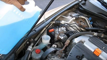 Nước rửa chén, nước giặt pha loãng có thể thay thế nước rửa kính ô tô?