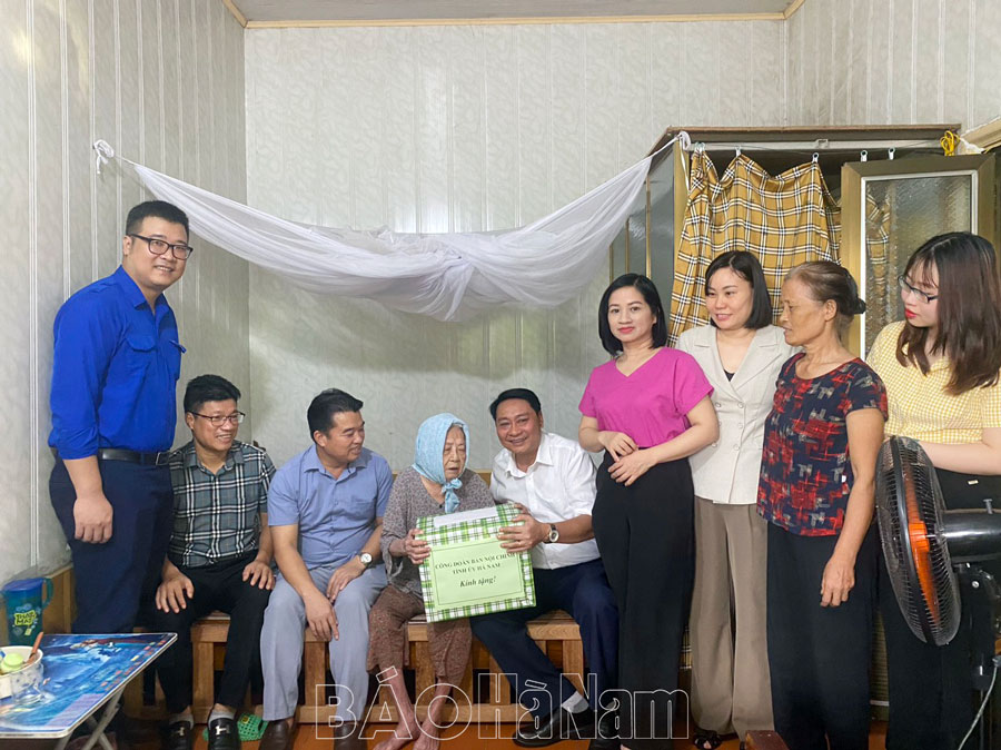 Công đoàn Ban Nội chính Tỉnh ủy thăm, tặng quà đối tượng chính sách