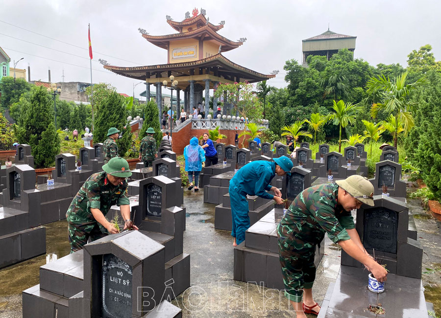 Ban CHQS Phủ Lý ra quân dọn vệ sinh Nghĩa trang liệt sỹ phường Thanh Châu