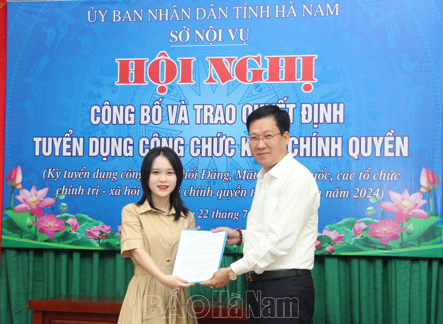 Trao Quyết định tuyển dụng công chức khối chính quyền năm 2024