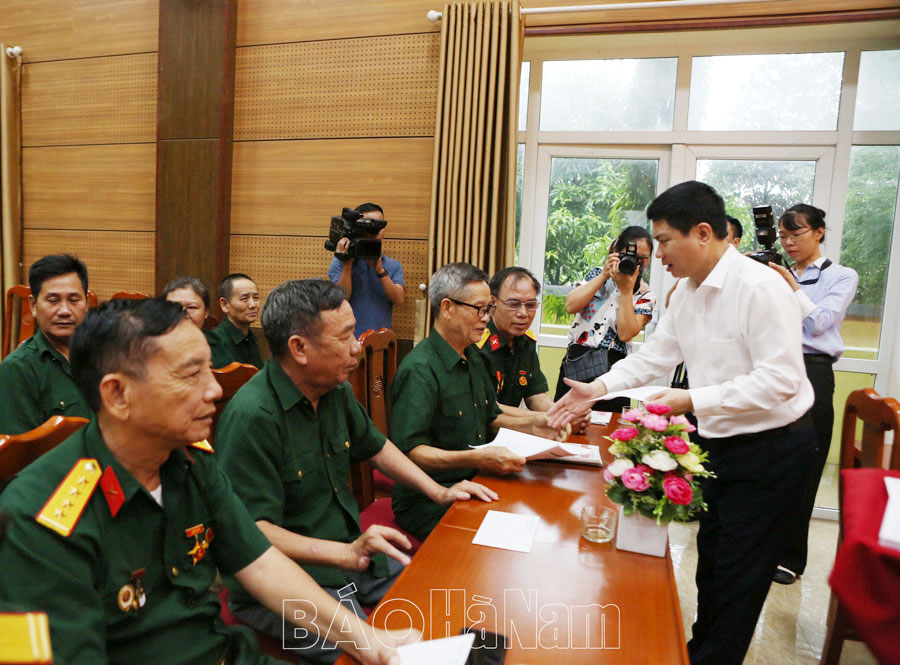 Đồng chí Chủ tịch UBND tỉnh Trương Quốc Huy thăm, tặng quà thương bệnh binh, gia đình liệt sỹ tại huyện Thanh Liêm