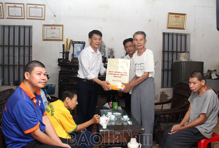 Thăm, tặng quà gia đình chính sách nhân ngày thương binh, liệt sĩ