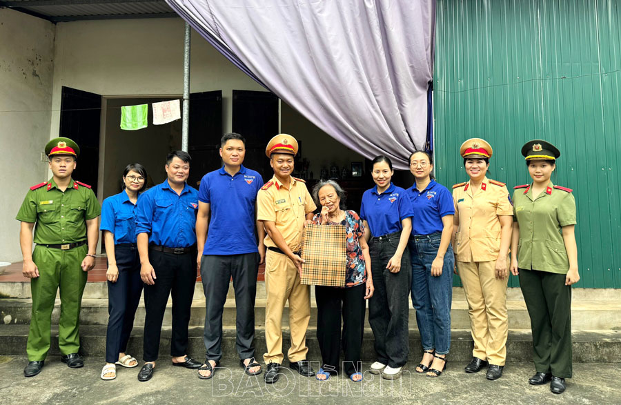 Đoàn thanh niên – Hội Phụ nữ Công an Kim Bảng phối hợp tổ chức thăm, tặng quà, tri ân gia đình chính sách