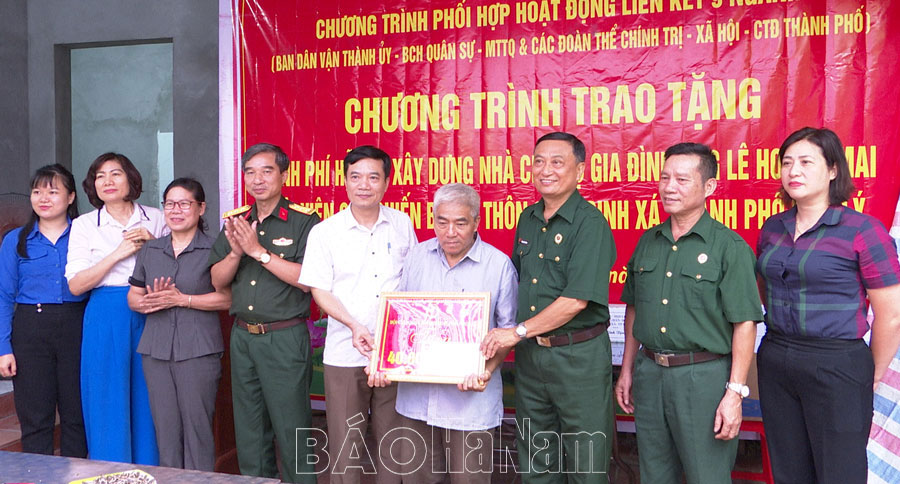 Hội Cựu chiến binh Phủ Lý trao kinh phí hỗ trợ xây dựng nhà cho hội viên hoàn cảnh khó khăn