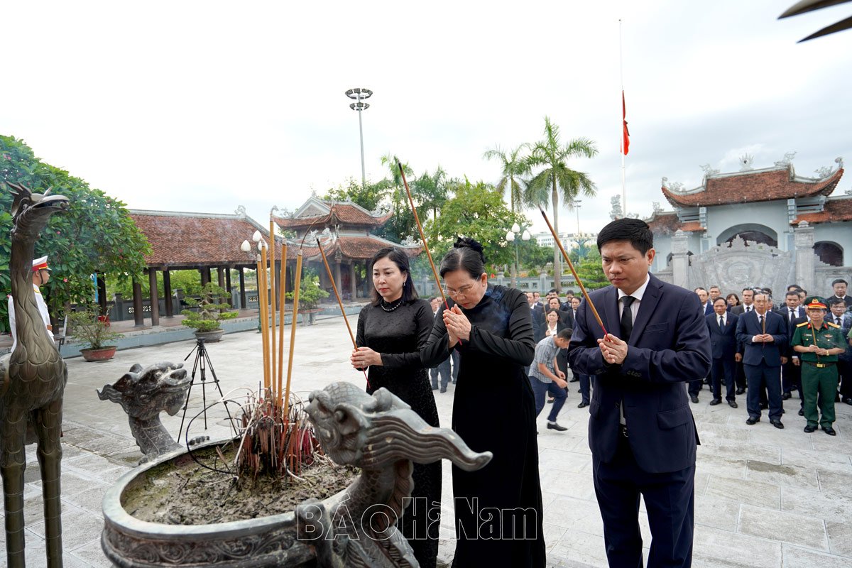 Tỉnh ủy, HĐND, UBND, Ủy ban MTTQ tỉnh dâng hương tưởng niệm các Anh hùng liệt sỹ