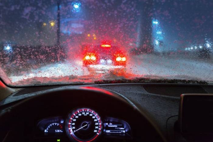 Những lưu ý khi chạy xe ban đêm, thời tiết có mưa