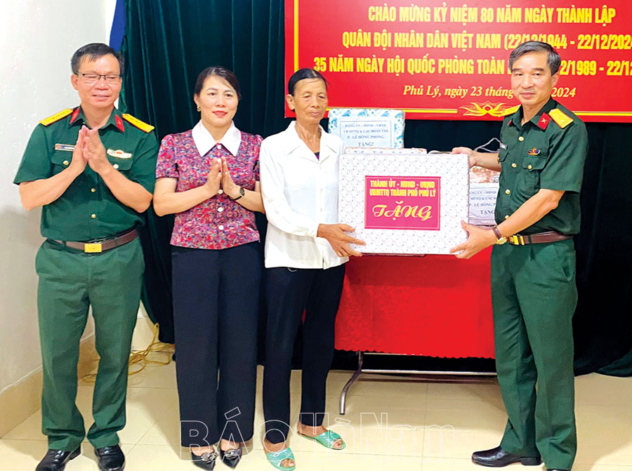 Lực lượng vũ trang tỉnh tri ân gia đình chính sách