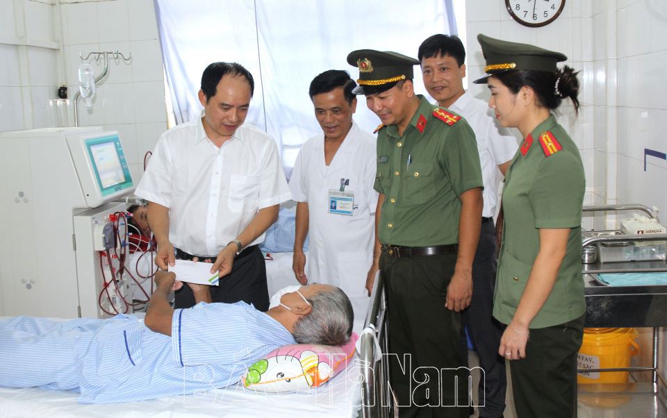 Ban Thanh niên Công an Hà Nam thăm, tặng quà bệnh nhân và cán bộ, chiến sỹ có hoàn cảnh khó khăn