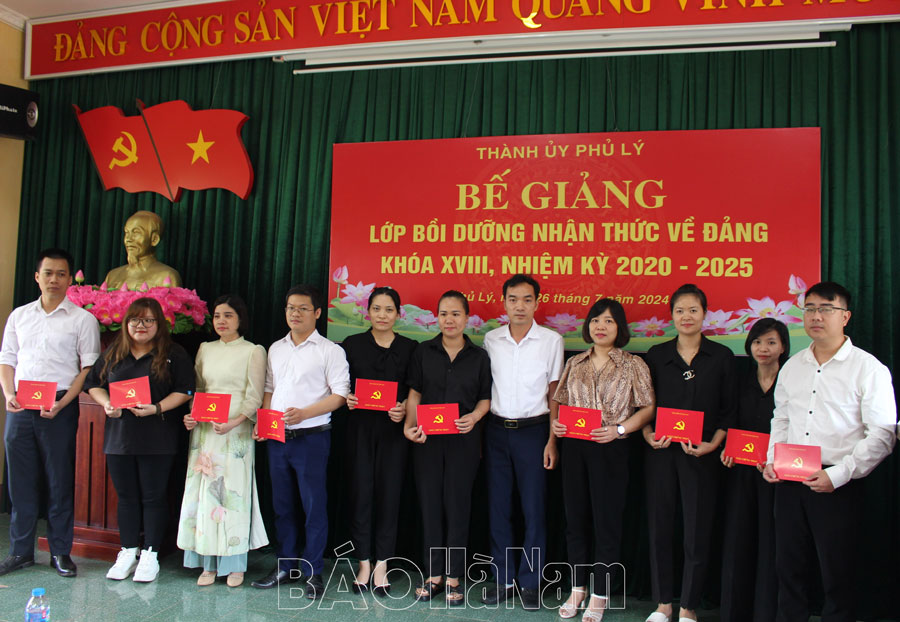Thành uỷ Phủ Lý bế giảng lớp bồi dưỡng nhận thức về Đảng khóa 18, nhiệm kỳ 2020-2025