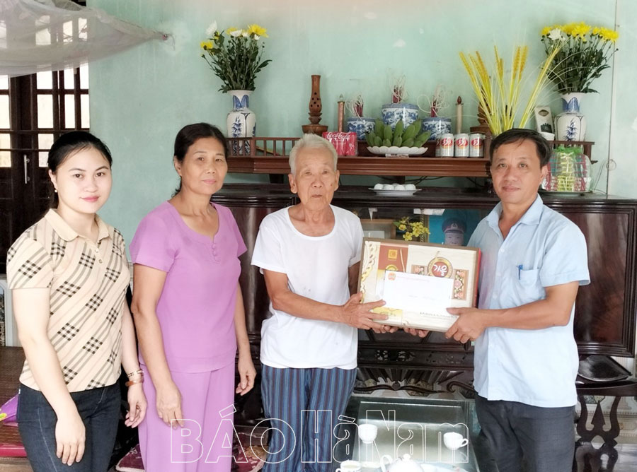 Hội Nông dân thị trấn Vĩnh Trụ thăm, tặng quà gia đình chính sách