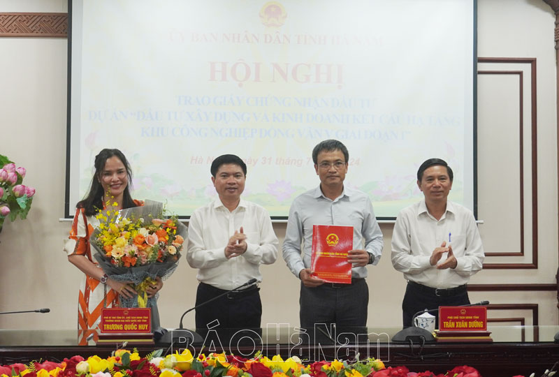 UBND tỉnh trao Giấy chứng nhận đăng ký đầu tư Dự án xây dựng và kinh doanh kết cấu hạ tầng KCN Đồng Văn V, giai đoạn I