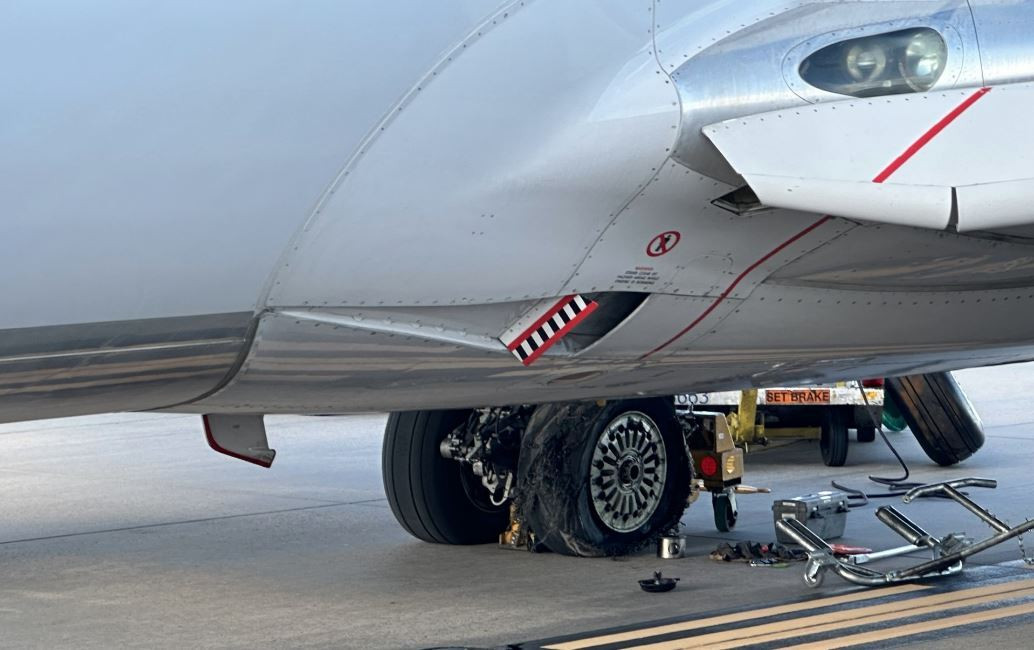 Hãng hàng không 'dính vận đen', máy bay liên tục nổ lốp