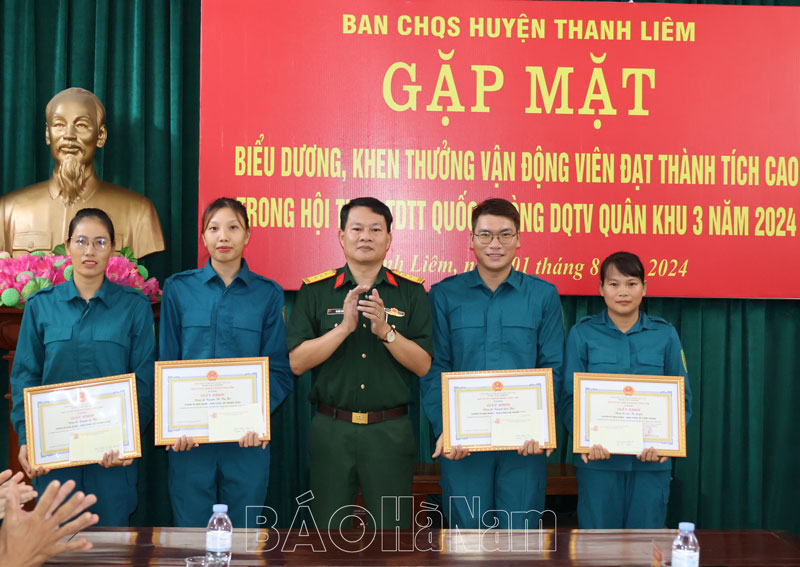 Ban CHQS huyện Thanh Liêm gặp mặt, khen thưởng vận động viên đạt thành tích cao trong hội thao TDTT quốc phòng