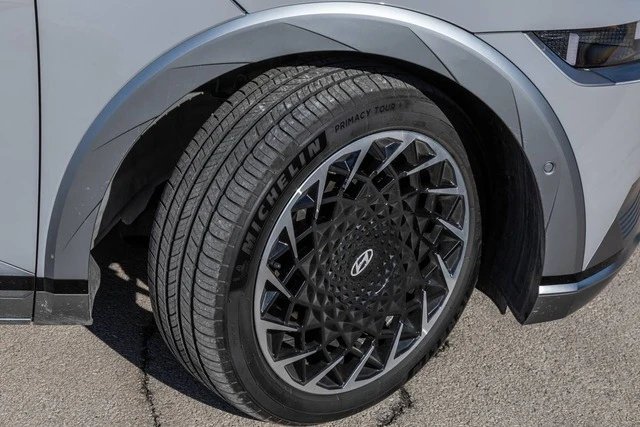 Lốp ô tô điện có khác lốp xe thông thường?