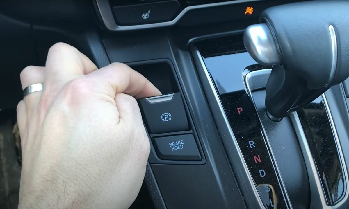 Những thao tác cần nắm vững khi lái xe số tự động