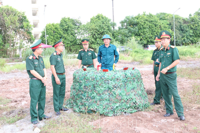 Kiểm tra công tác phòng không nhân dân tại thành phố Phủ Lý