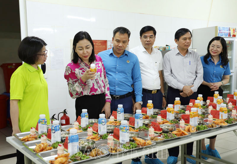 Đồng chí Phó Bí thư Thường trực Tỉnh ủy Đinh Thị Lụa dự “Bữa cơm Công đoàn” tại Công ty TNHH Espoir Việt Nam