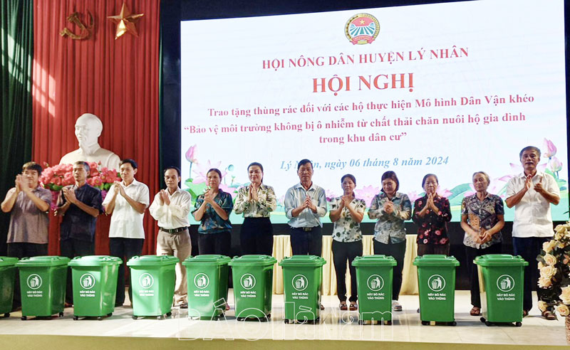 Hội Nông dân huyện Lý Nhân trao tặng 25 thùng thu gom, phân loại rác thải