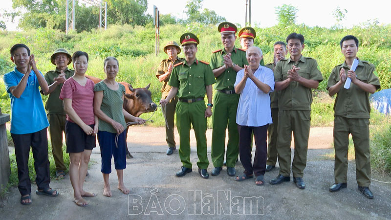 Công an xã Đạo Lý tặng bò cho người dân có hoàn cảnh đặc biệt khó khăn