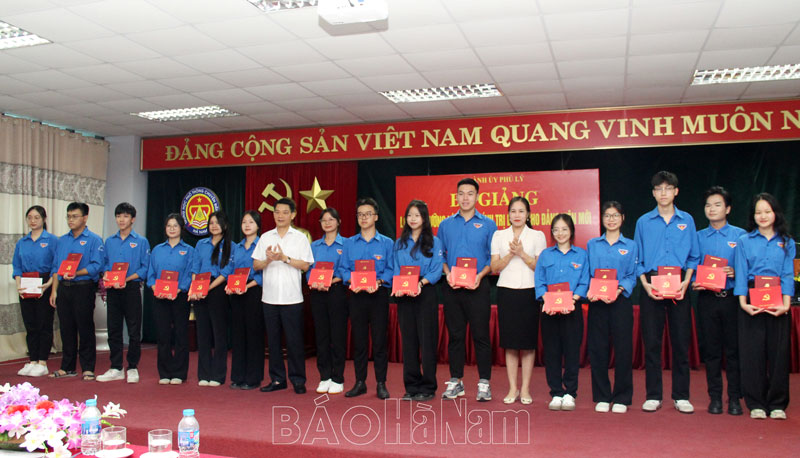 Thành ủy Phủ Lý bế giảng lớp bồi dưỡng lý luận chính trị dành cho đảng viên mới