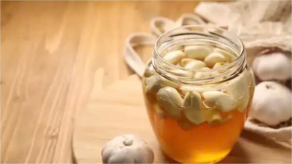 Uống nước tỏi ngâm mật ong - những ích lợi không ngờ