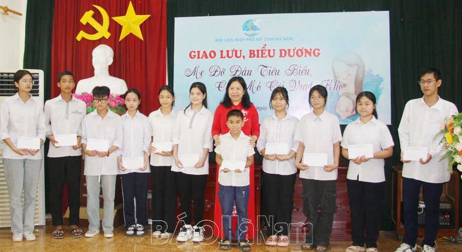 Giao lưu, biểu dương “Mẹ đỡ đầu tiêu biểu, con mồ côi vượt khó"