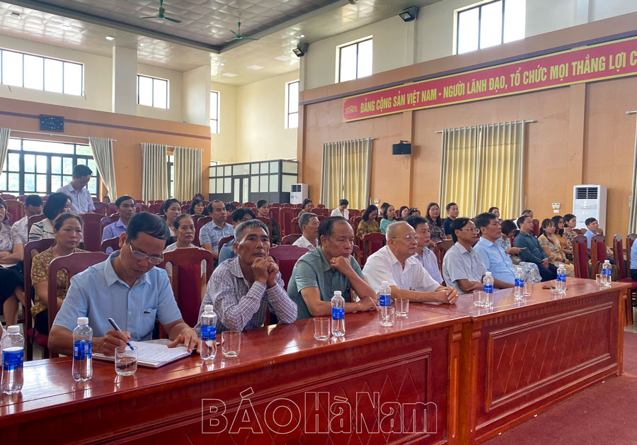 Công đoàn Khối Tham mưu quản lý Nhà nước - Bộ Văn hóa, Thể thao và Du lịch thăm hỏi, tặng quà tri ân gia đình liệt sỹ tại Phủ Lý