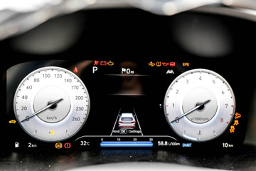 3 cụm đèn màu báo hiệu tình trạng chiếc xe