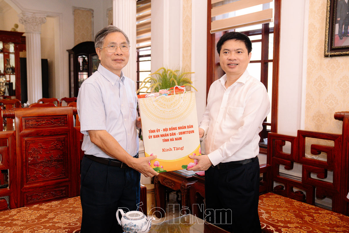 Đồng chí Chủ tịch UBND tỉnh Trương Quốc Huy thăm, tặng quà cán bộ lãnh đạo chủ chốt của tỉnh qua các thời kỳ