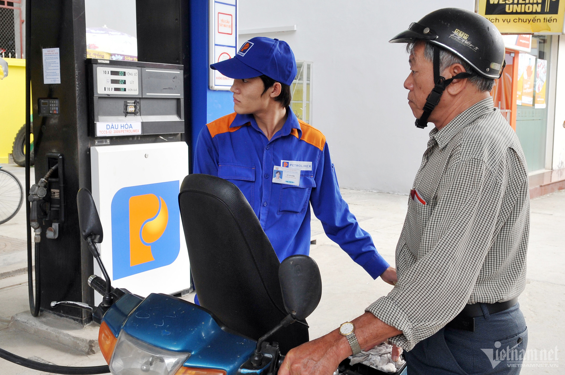 Giá xăng, dầu cùng giảm