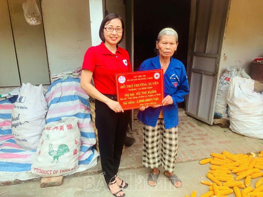 Hội Chữ thập đỏ Lý Nhân trao kinh phí hỗ trợ cho địa chỉ nhân đạo tại xã Đạo Lý