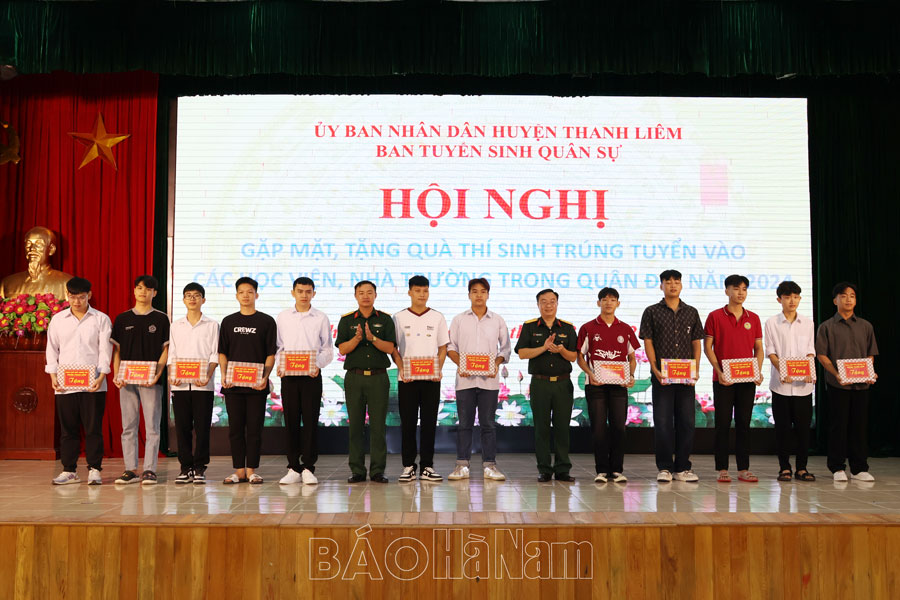 Ban CHQS huyện Thanh Liêm gặp mặt, tặng quà thí sinh trúng tuyển vào các học viện, nhà trường quân đội