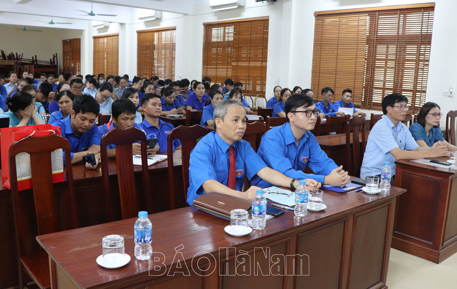 Huyện đoàn Lý Nhân bồi dưỡng lý luận chính trị và tập huấn kỹ năng, nghiệp vụ cho cán bộ đoàn, đội