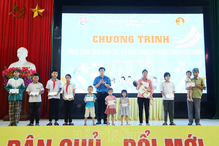 Đoàn TNCS Hồ Chí Minh - Hội đồng Đội tỉnh thăm, tặng quà học sinh có hoàn cảnh khó khăn