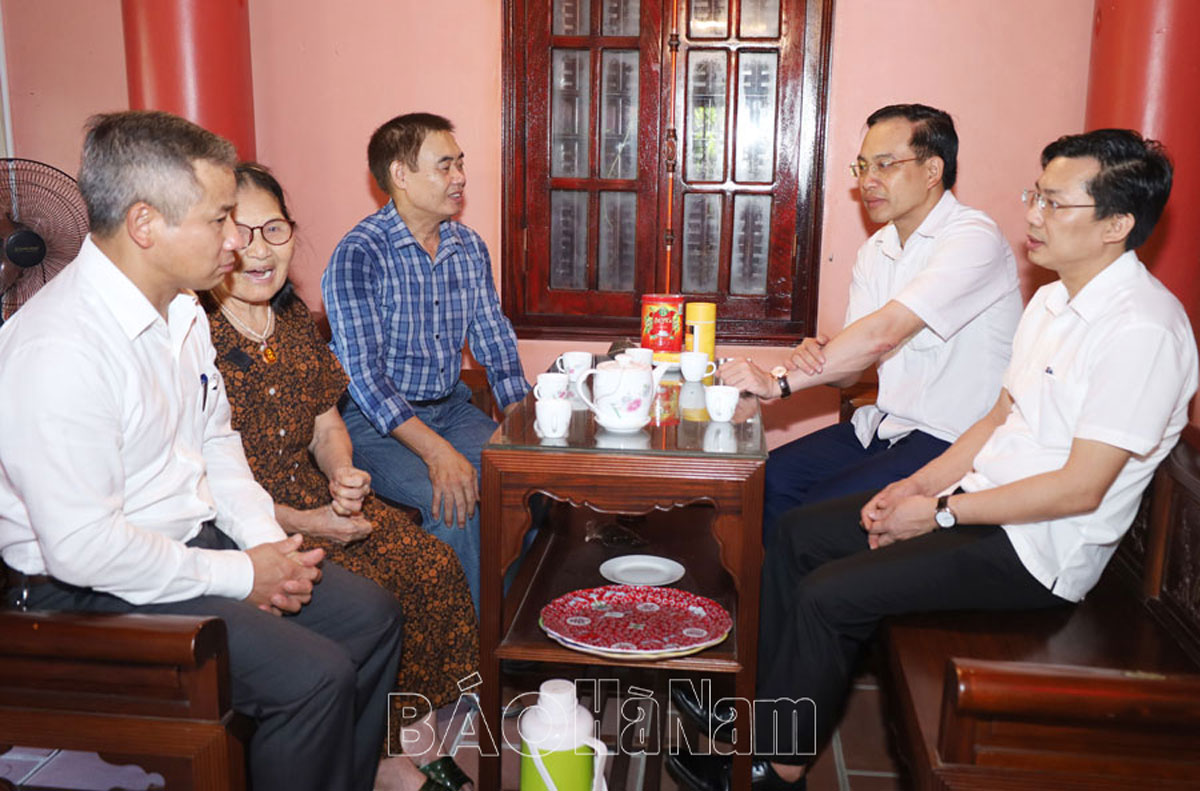 Các đồng chí lãnh đạo tỉnh thăm, tặng quà nhân dịp Quốc khánh