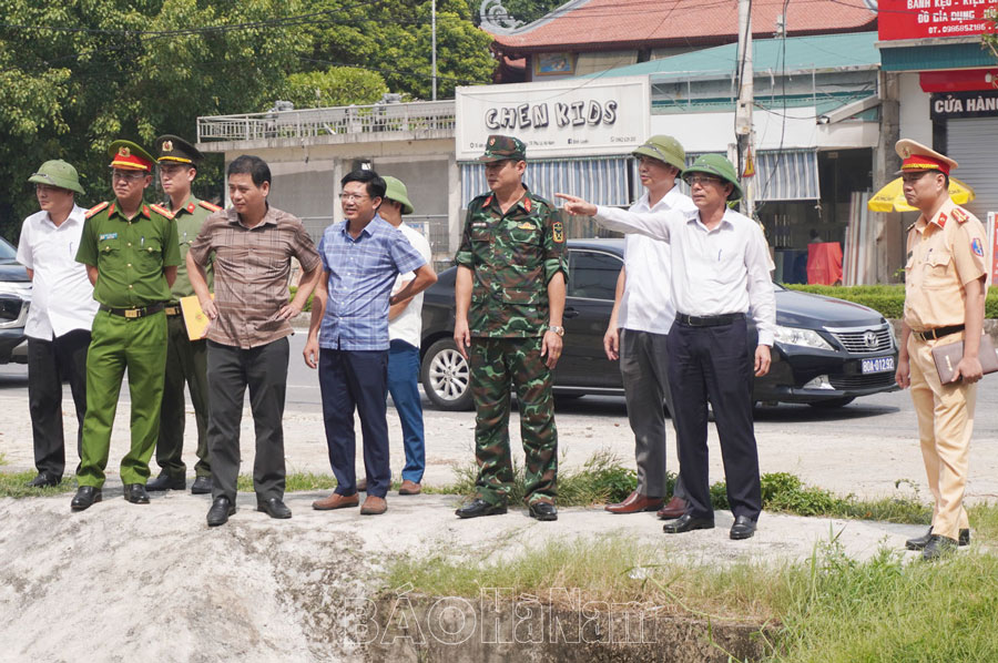 Đồng chí Phó Chủ tịch UBND tỉnh Trần Xuân Dưỡng kiểm tra công tác phòng, chống bão số 3 tại thành phố Phủ Lý