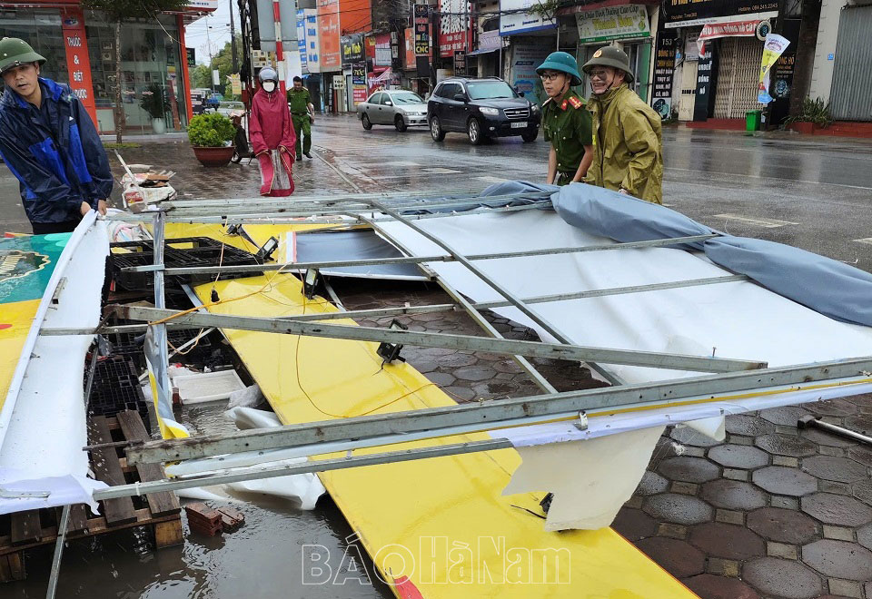 Công an Hà Nam giúp dân khắc phục hậu quả sau cơn bão số 3