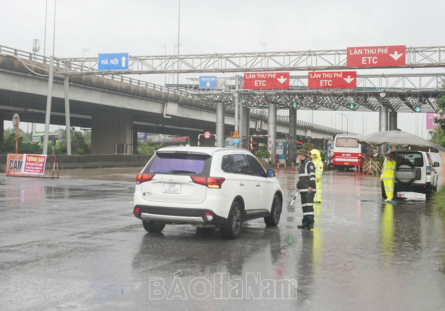 Nước lũ sông Đáy gây ngập quốc lộ 1A đoạn qua địa bàn xã Tiên Tân